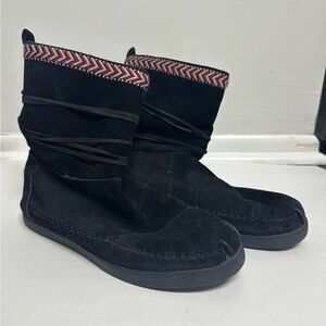 TOMS Womens Black Suede Nepal Booties 8 Fur Lined Sherpa Snow Moccasin